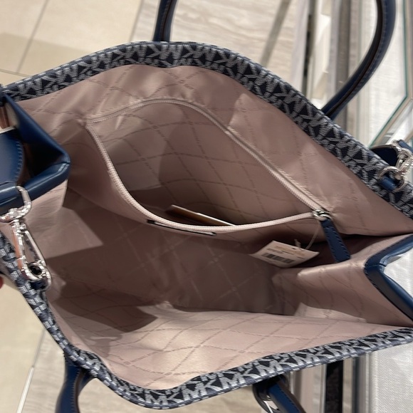 MICHAEL KORS Mirella Medium Ombré Logo EW Tote Shoulder Bag
Navy
NWT - Picture 13 of 16